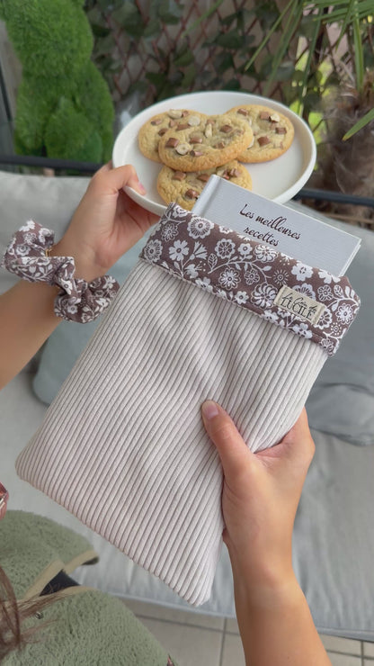 Pochette pour livre de poche, broché, liseuse - Velours côtelé blanc cassé et coton fleuri marron upcycling